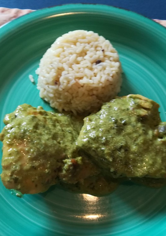Una foto de Pollo en salsa cremosa de chile poblano