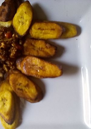 A picture of Fried plantains with scramble eggs.