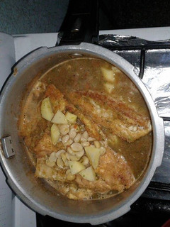 Una foto de Filete de pescado seco con garbanzos y papas