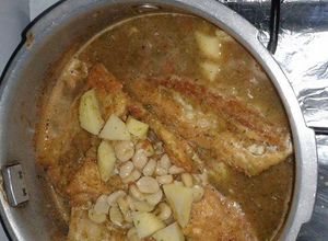 Una foto de Filete de pescado seco con garbanzos y papas