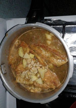 Una foto de Filete de pescado seco con garbanzos y papas