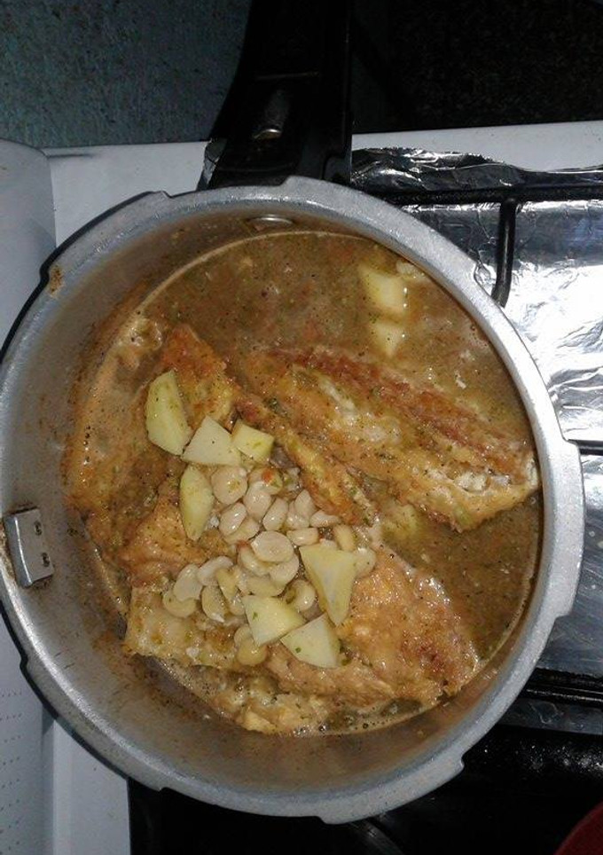 Una foto de Filete de pescado seco con garbanzos y papas