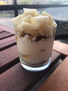 Una foto de Desayuno de yogurt, nueces, avena y fruta