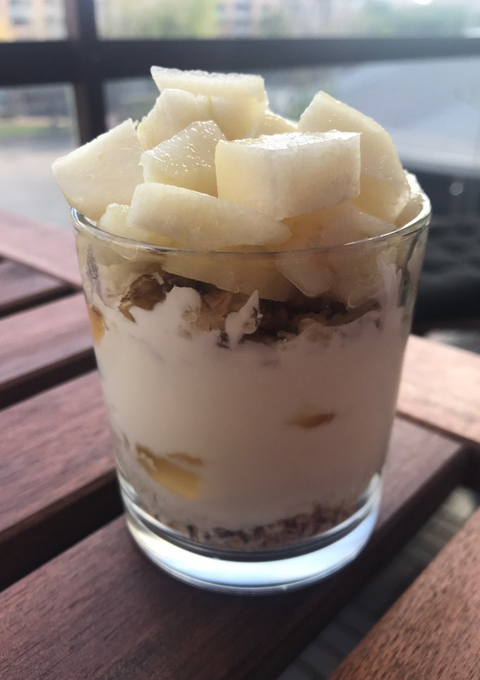 Una foto de Desayuno de yogurt, nueces, avena y fruta