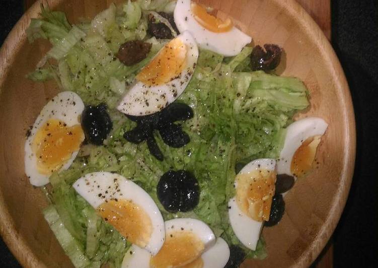 Recipe: Appetizing Raw salad with half boiled eggs