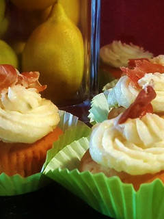 Una foto de Cupcakes de Jamón Serrano, Cebolla y Nueces con Cobertura de Puré de Patata