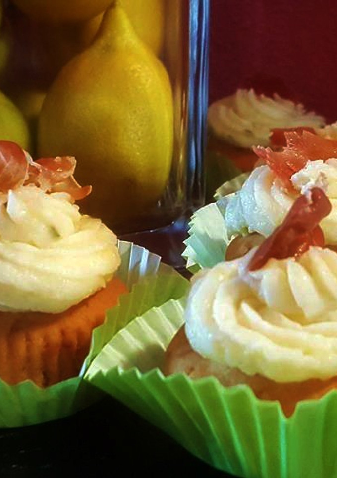 Una foto de Cupcakes de Jamón Serrano, Cebolla y Nueces con Cobertura de Puré de Patata