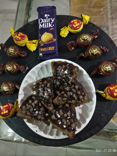 ચોકલેટ બ્રાઉની (Chocolate Brownie Recipe In Gujarati) રેસીપી મુખ્ય ફોટો