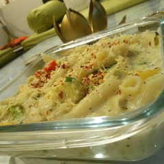 A picture of Creamy Pasta in White Sauce.