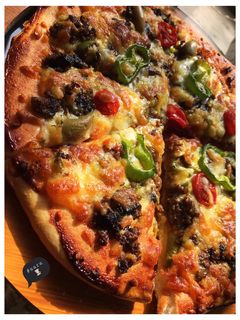 عکسی از دستور پیتـزا قارچ و گوشـت🍄🍕