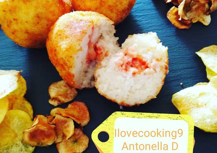 Arancini di riso con chips di patate e topinambur