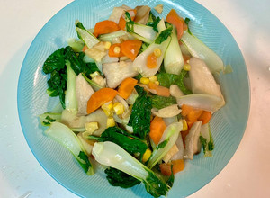 《蒜炒菇菇玉米奶油小白菜》 的食譜成品照片