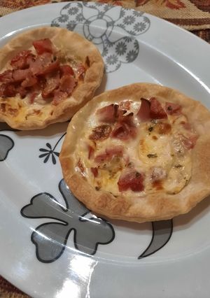 Una foto de Tarteletas con tomate, huevo, jamón y queso