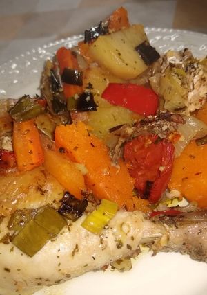 Una foto de Pollo al horno con verduras 🍗🥔🥕🍅