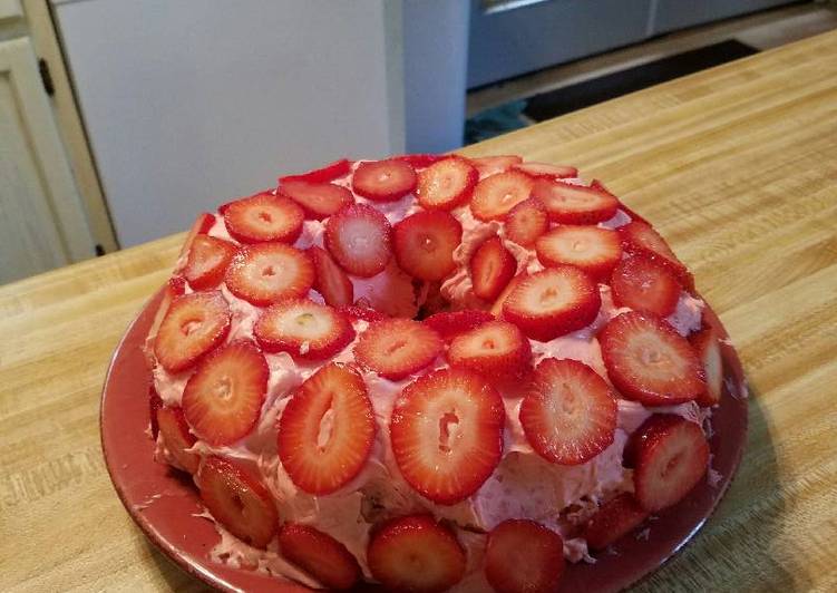 Simple Way to Prepare Super Quick Homemade Strawberry cake with Fresh Strawberries