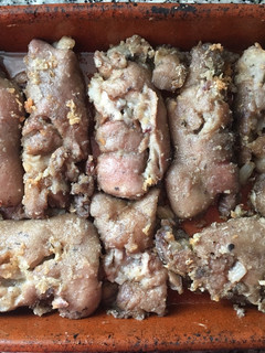 Una foto de Manitas de cerdo gratinadas
