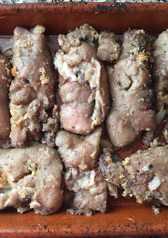 Una foto de Manitas de cerdo gratinadas