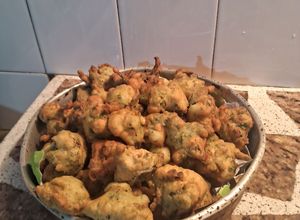 Una foto de Buñuelos de lechuga y ajo