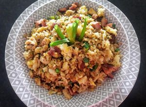 Una foto de Arroz chaufa con pollo y cecina, delicioso!!