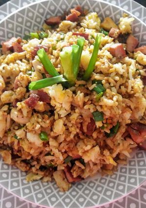 Una foto de Arroz chaufa con pollo y cecina, delicioso!!