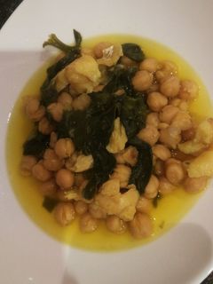 Una foto de Garbanzos con bacalao y espinacas