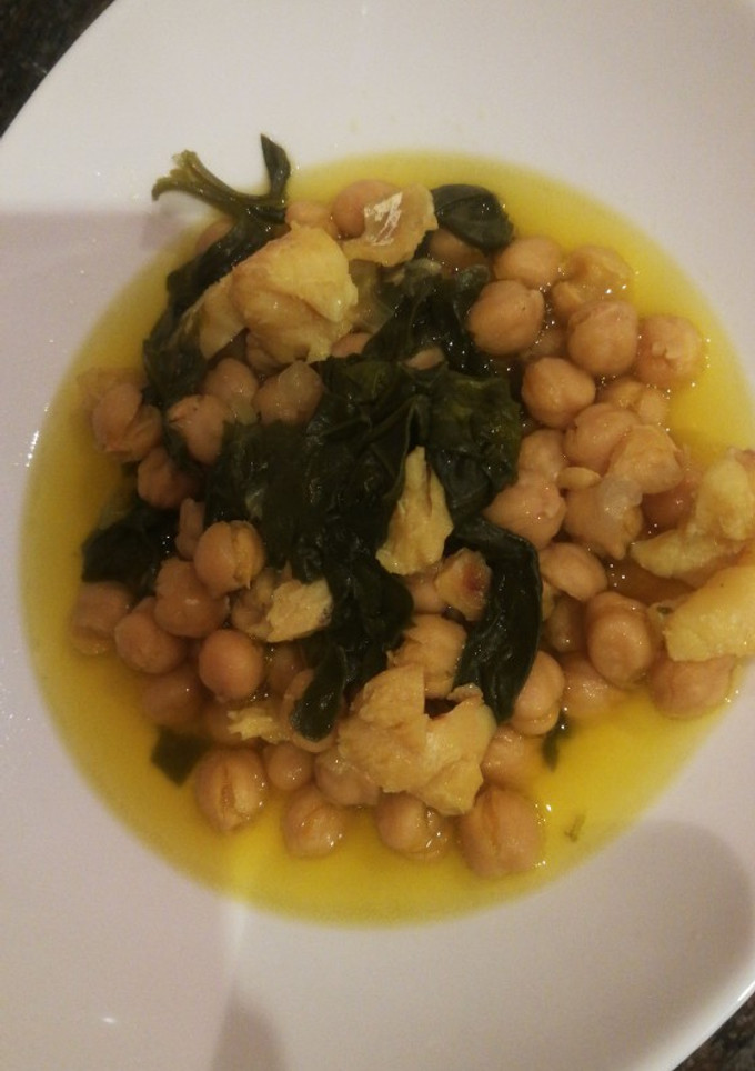 Una foto de Garbanzos con bacalao y espinacas