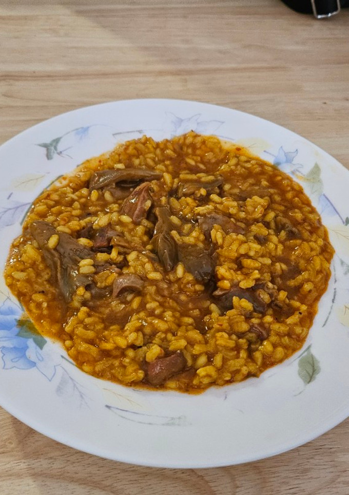 Una foto de Arroz con mollejas y setas