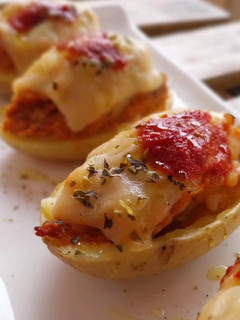 Una foto de Patatas rellenas de boloñesa gratinadas