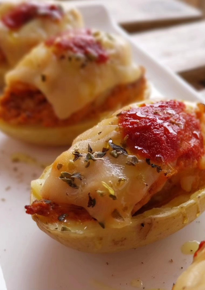 Una foto de Patatas rellenas de boloñesa gratinadas
