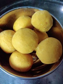 बेसन के लड्डू (besan ke ladoo recipe in Hindi) रेसिपी मुख्य फोटो