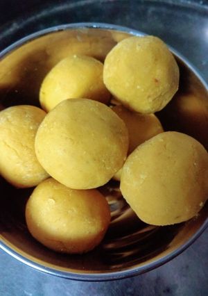 बेसन के लड्डू (besan ke ladoo recipe in Hindi) रेसिपी मुख्य फोटो
