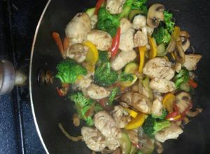 Una foto de Wok de Verduras con Pollo