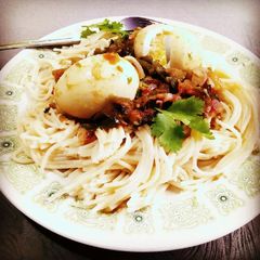 A picture of Boiled spaghetti and egg curry.