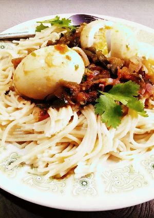 A picture of Boiled spaghetti and egg curry.