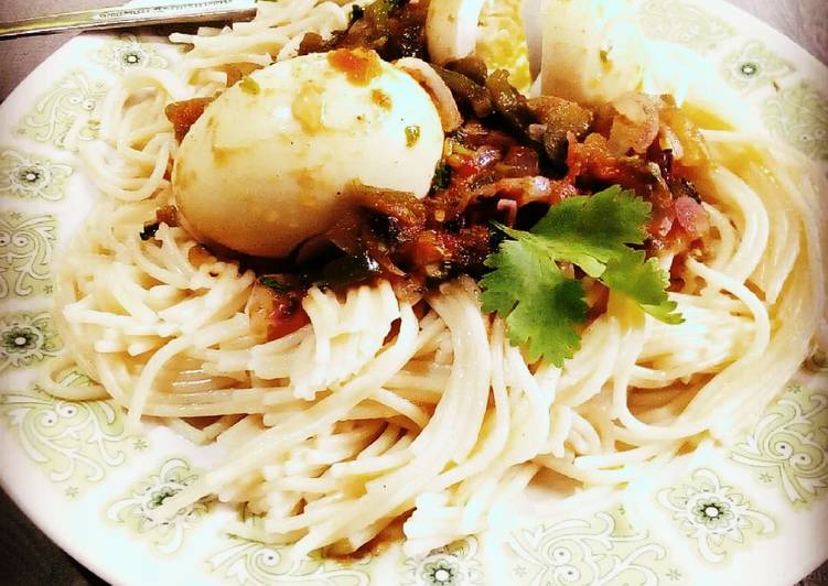 Boiled spaghetti and egg curry