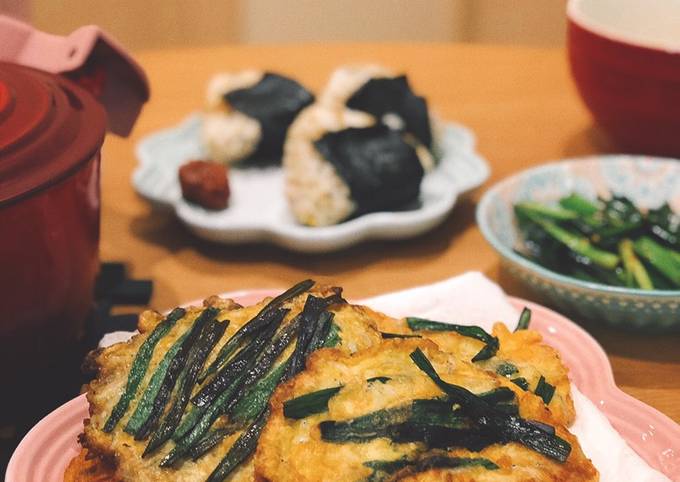 Fried whitebait with egg and chives/ trứng chiên cá cơm và hẹ