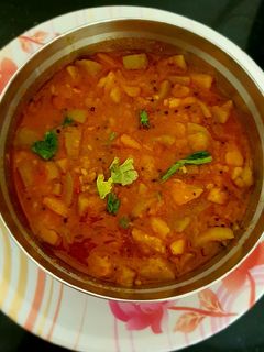 દૂધી બટાકા નું શાક (Dudhi Bataka Shak Recipe In Gujarati) રેસીપી મુખ્ય ફોટો