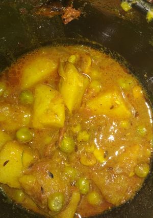 A picture of Aaloo matar curry.