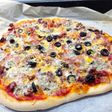 Pizza casera crujiente de hamburguesa y roquefort