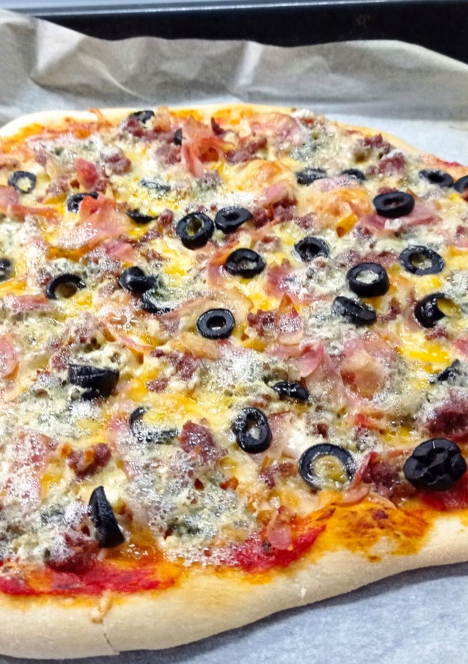Una foto de Pizza casera crujiente de hamburguesa y roquefort