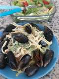 Pasta con salmón, mejillones y espárragos