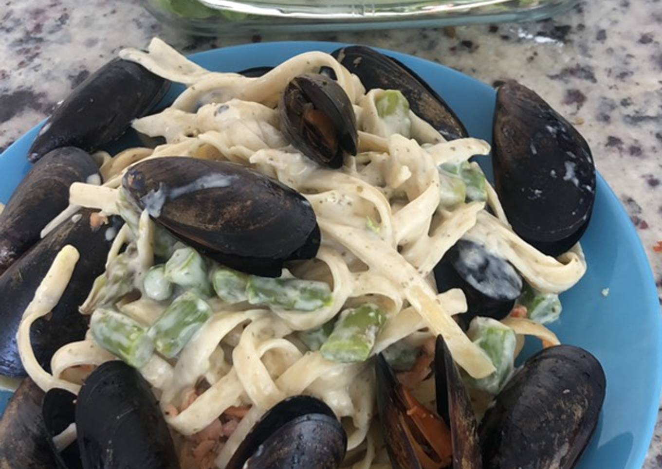 Pasta con salmón, mejillones y espárragos