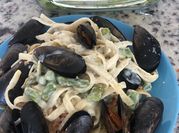 Una foto de pasta con mejillones y queso
