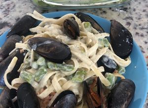 Una foto de Pasta con salmón, mejillones y espárragos