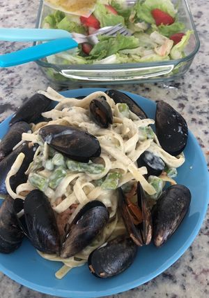 Una foto de Pasta con salmón, mejillones y espárragos