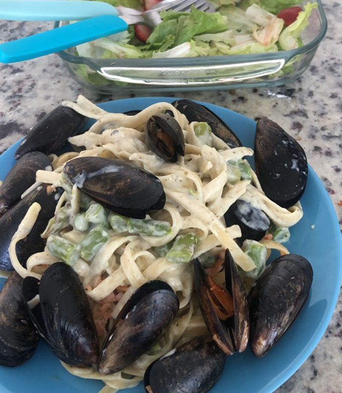 Una foto de Pasta con salmón, mejillones y espárragos