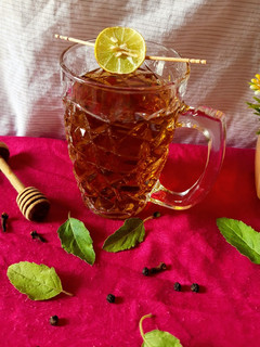 इम्युनिटी बूस्टर हर्बल टी (immunity booster herbal tea recipe in Hindi) रेसिपी मुख्य फोटो