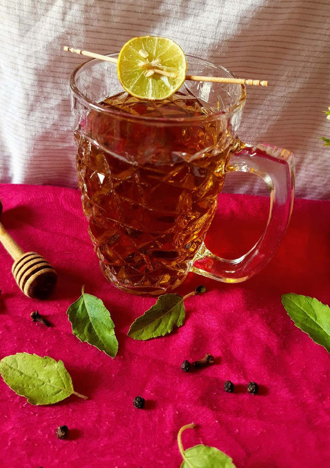 इम्युनिटी बूस्टर हर्बल टी (immunity booster herbal tea recipe in Hindi) रेसिपी मुख्य फोटो