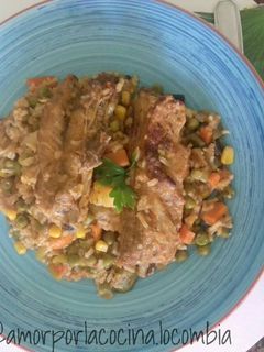 Una foto de Arroz con costillas y guisantes