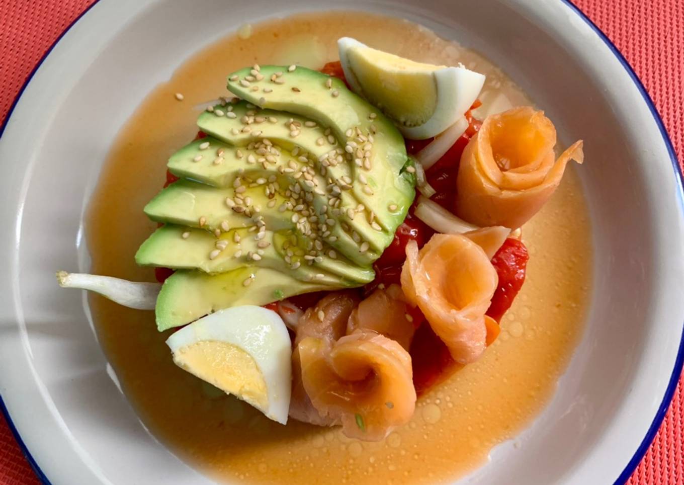 Ensalada de pimientos con aguacate y salmón